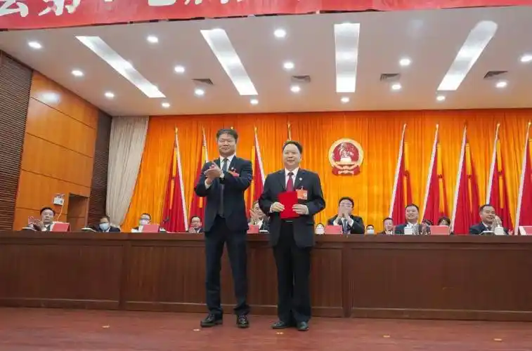 肖志坚当选为县人大常委会主任  陈哲江当选为县长