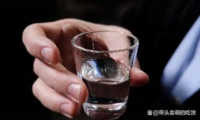 但我一个男人并不这样认为,对于男人而言,酒的意义非凡,是年轻