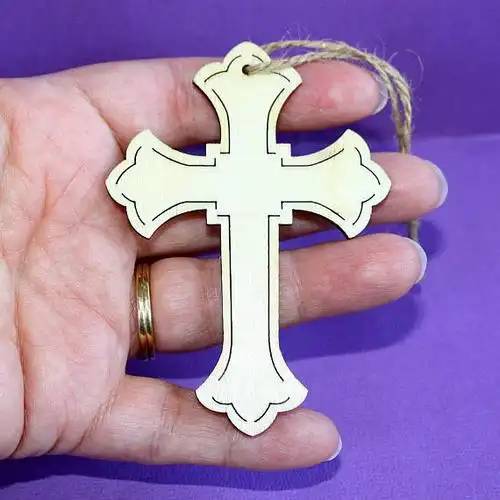 未完成的激光切割木材十字形状