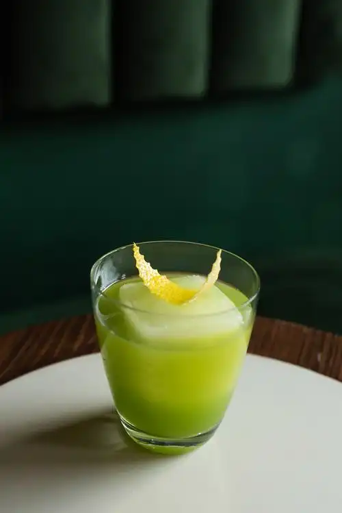 cleardrinkingglasswithgreenliquid图片