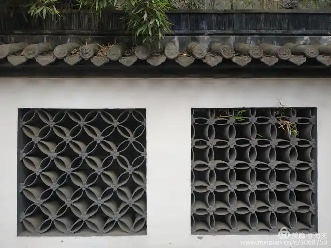 竹林下用瓦片"盖起"的艺术墙很美