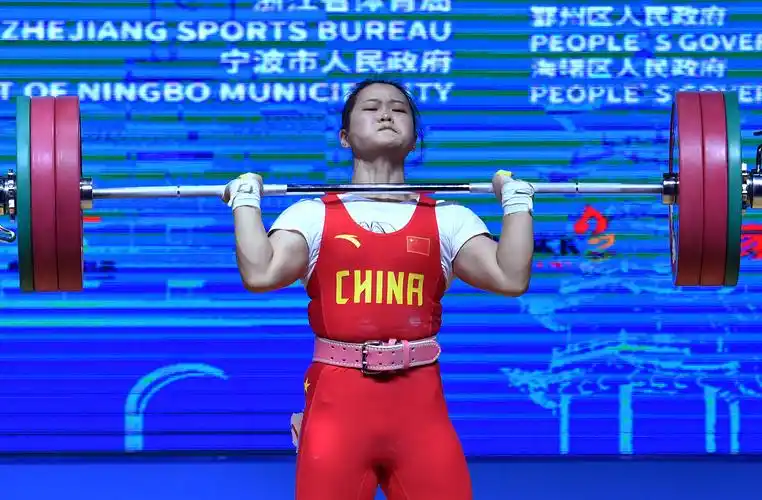 举重亚锦赛邓薇打破女子64公斤级三项世界记录
