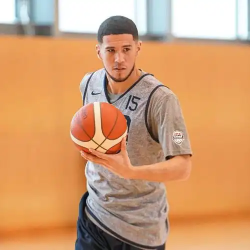 在此期间,布克,米德尔顿和霍乐迪一直征战nba总决赛,从未参加过训练和