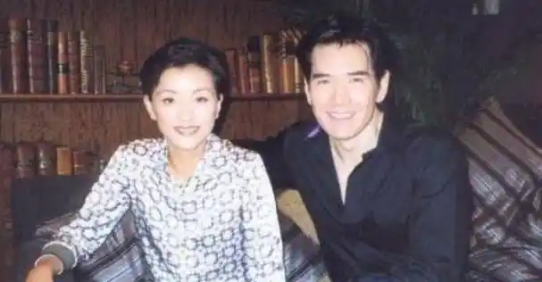 坊间也有传闻说费翔与歌坛王子刘文正的恋爱传闻,但那仅限于八卦,我们