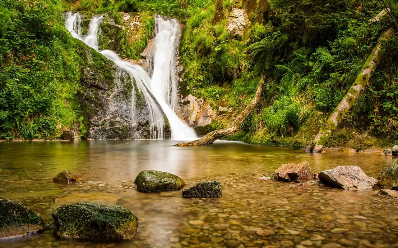 山林瀑布自然风景高清桌面壁纸下载