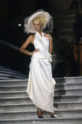 海盗爷时期的dior,戏剧化风格满目尽是奢华与优雅 用纸醉金迷形容再