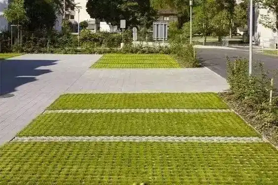 安全环保的地面铺装2停车场周围的绿植,不仅起到降温作用,而且具备