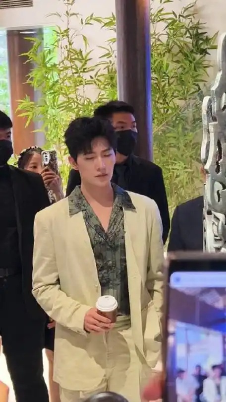 荣耀200系列全球代言人杨洋##杨洋打卡成都文旅新地标