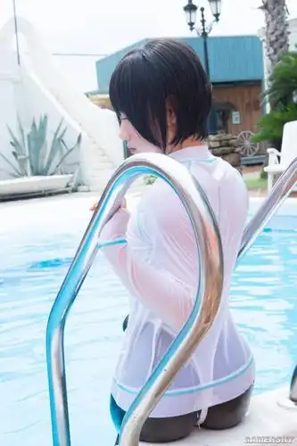 犹如乳胶衣般的质感 岛国妹子晒水中黑丝袜写真