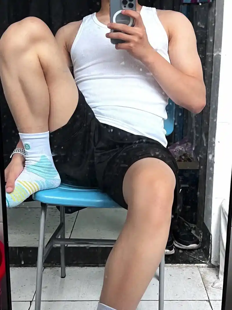 如果我185,臭脚,穿白袜还是体育生,家住18楼的话,阁下该 - 抖音