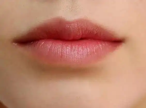 去购买 ③用深色唇线笔加深唇谷(上图黄色部分),也可以用唇刷蘸取