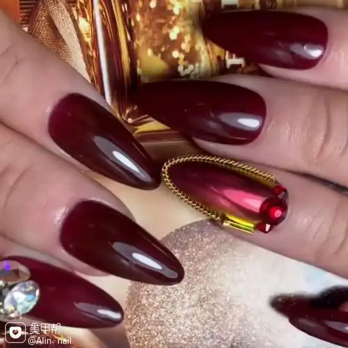 酒红色方圆形美甲图片