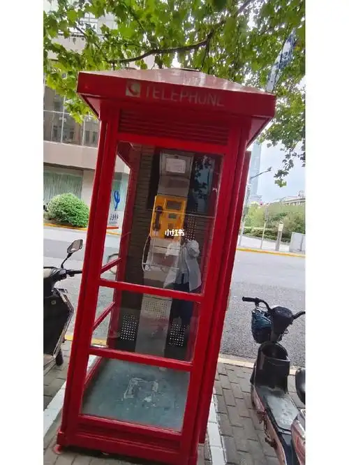 好喜欢这种复古的电话亭呀