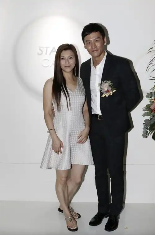 蔡晓仪参加聚会罕露脸脸蛋圆润略显发福气质犹存不输同场女星