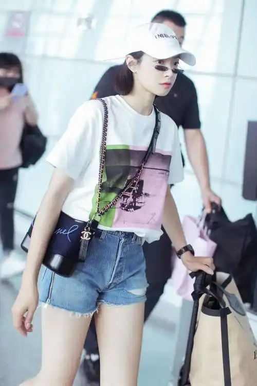宋茜机场照白tee牛仔短裤,休闲简约的时尚茜,大长腿实力抢镜!