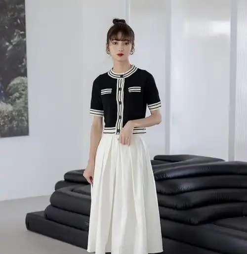 白色半身裙应该搭配什么上衣