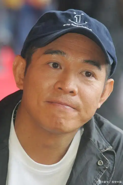 李连杰是一位备受尊敬的华人电影巨星和武术家.