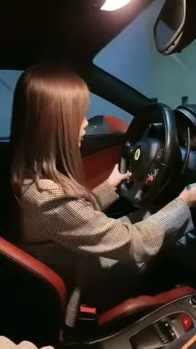 女司机第一次开法拉利,结果无法启动,哪里出问题了