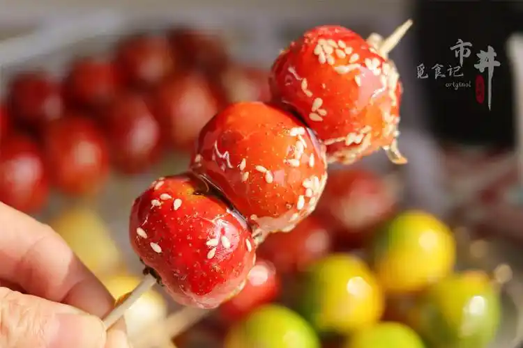 原创做糖葫芦老师傅教的3条干货糖衣酥脆透亮不沾牙能出摊了