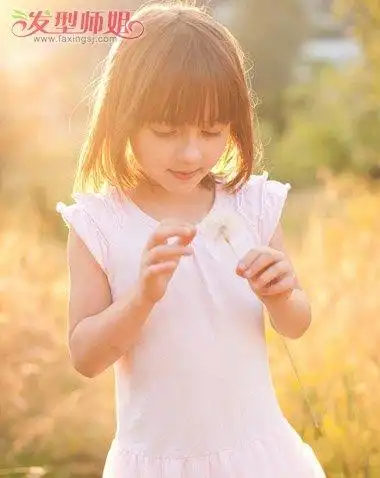 小女孩平刘海碎发齐肩发发型