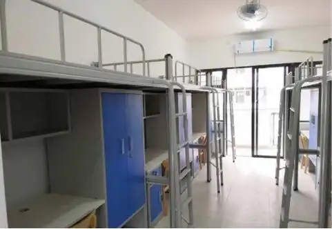 16新安中学8人间,宿舍一楼有插头可以使用吹风机.