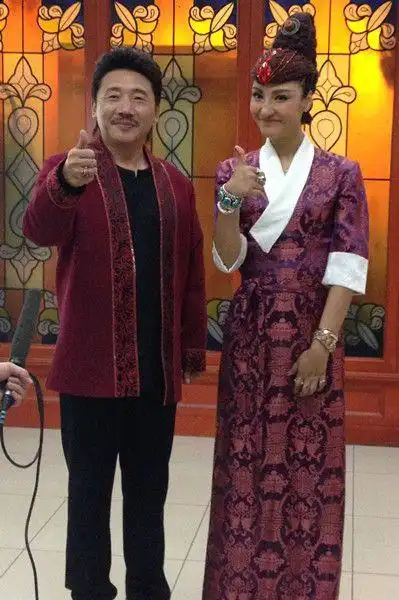 容中尔甲旺姆央视跨年盛装献唱天籁之爱助收视