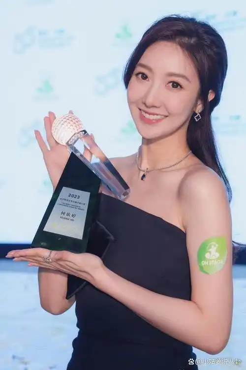 新闻女神何依婷美貌与智慧并存新一代tvb女神