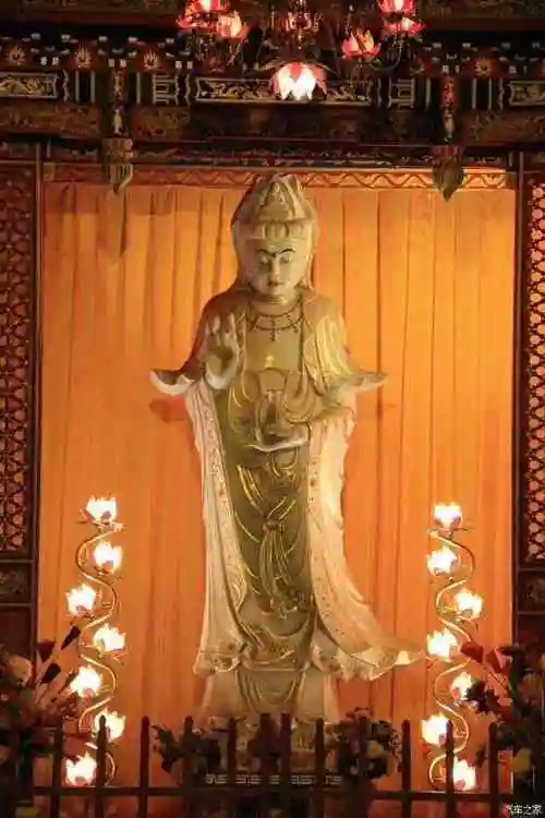 它由缅甸冰种白玉精雕而成阁内供奉着一尊观音巨像玉佛寺内还有一个