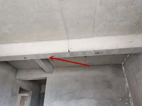 衣柜顶上20公分横梁用石膏板包住,简单漂亮,整栋楼就他家能想到