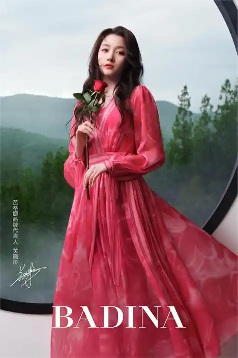 badina芭蒂娜代言人关晓彤大屏广告上线_新浪新闻