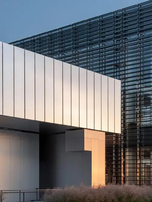 位于西海艺术湾内,紧邻中央美院青岛西海岸校区,整座美术馆山海环拥