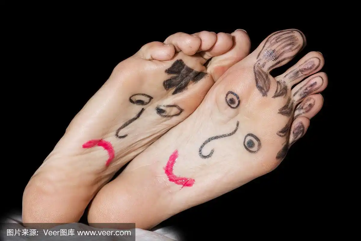 画在女人脚上的脸