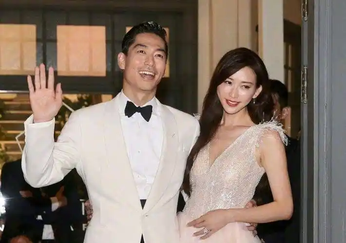 也不是刘德华那样端正的国字型,也不是苏有朋的娃娃型