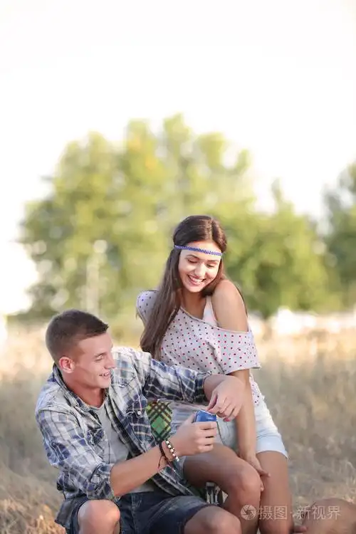 无忧无虑的朋友休息户外