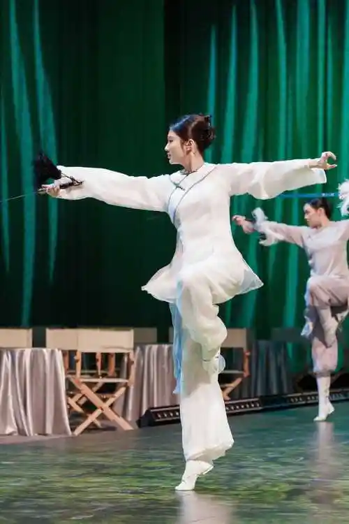 张慧雯受邀参加中国电影导演之夜 剑舞表演英姿飒爽