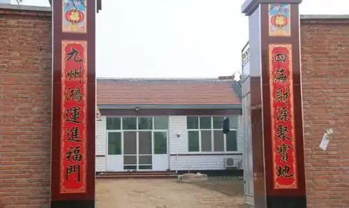 过年都不用贴了,上面安好了没错,大门的逼格也很高,大门垛子瓷砖是