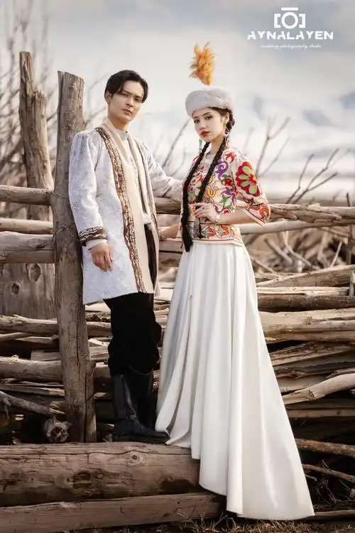 哈萨克族民族风格现代化民族风格时尚款民族款融合新疆情侣美女帅哥