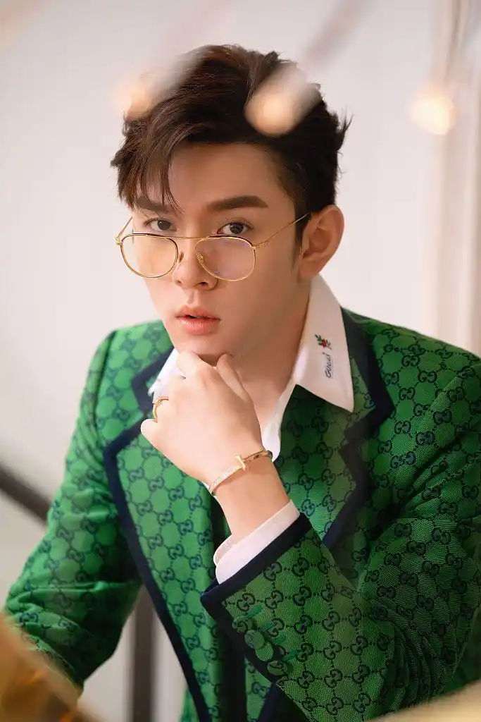 李佳琦染红发戴金丝框镜显斯文穿绿色印花套装变复古潮男