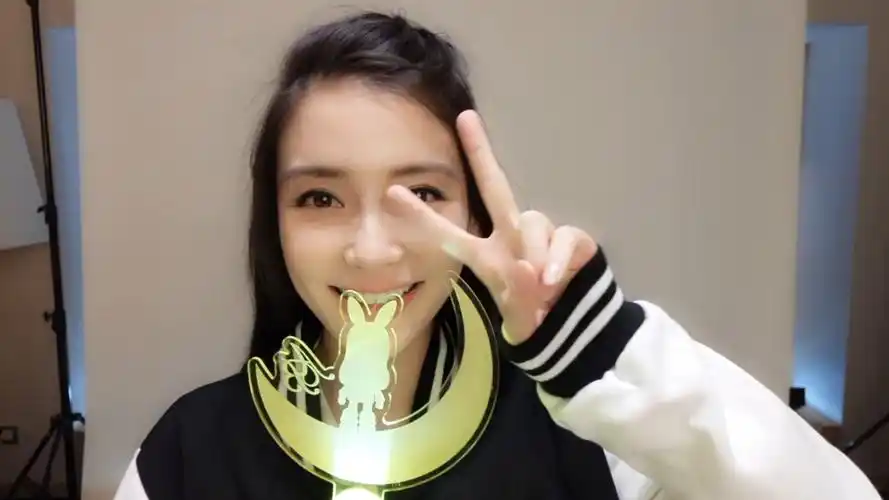 但是,如果心里不喜欢那个明星,还要去装,就是自己骗自己了.