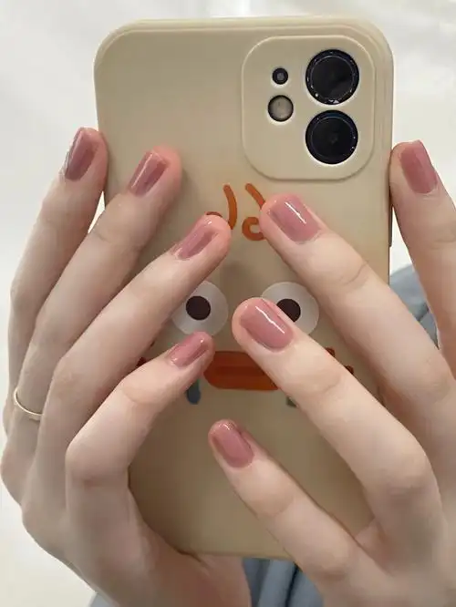 蜜桃粉咱女孩子就要涂温温柔柔的指甲油呀