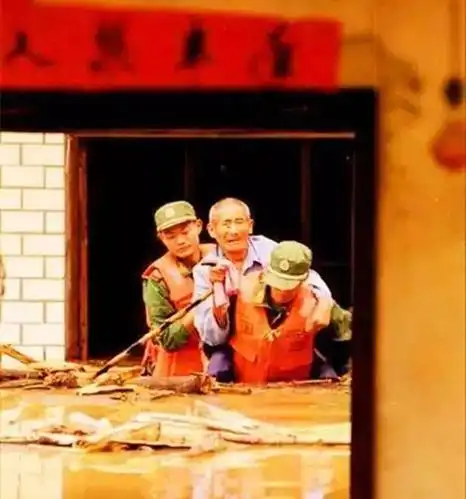 98年抗洪老照片十大感人瞬间令数亿国人落泪