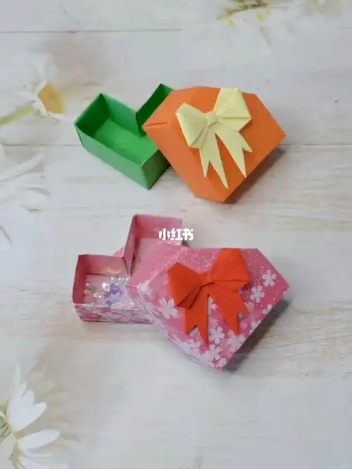 一起来做这个漂亮又实用的爱心收纳盒吧