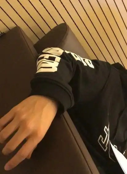 还有一些他的手部特写也一并送给大家,有没有千纸鹤就是因为他的手入