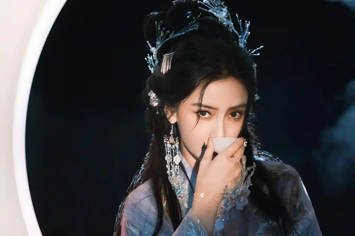 angelababy杨颖中秋节这套古装写真美疯了,这是仙女下凡吧,她真的什么