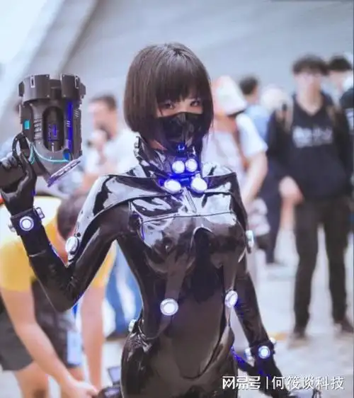 虽然胶衣cos在漫展上佩戴口罩的原因各不相同,但都是为了更好地展现