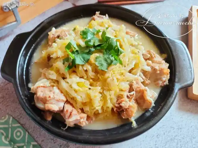 做东北大骨头炖酸菜,记住2少1多,香,味道正,家家都爱吃_道菜_骨肉