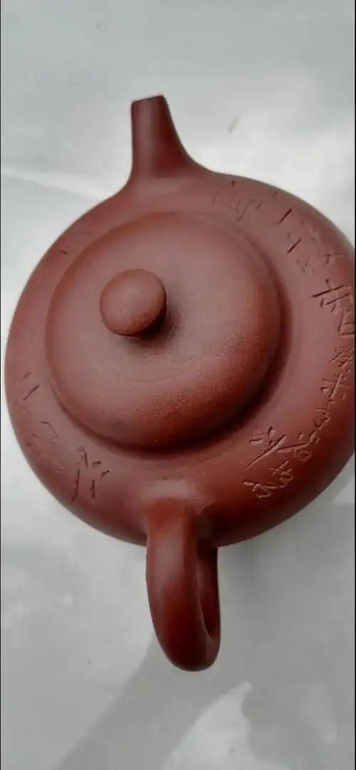 一把紫砂壶~底款是原矿名家赵梁~具体情况不详~合适的朋友请带走~咨询