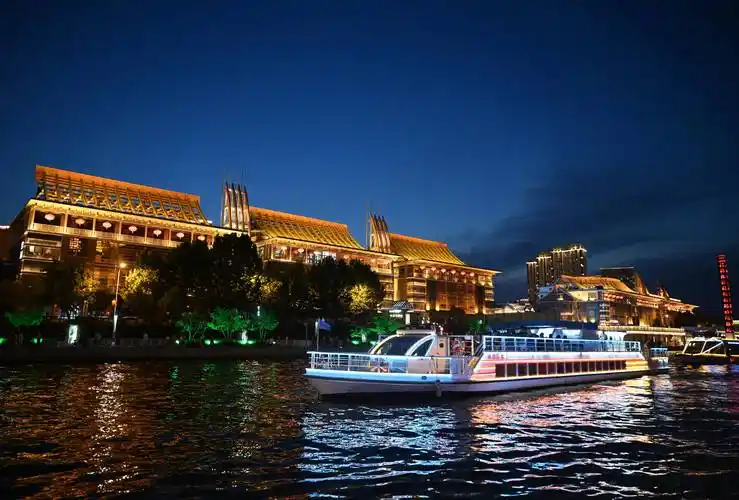 新华社记者赵子硕摄6月22日,游人乘坐海河游船游览天津城市景色.