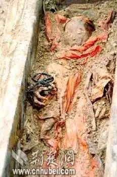 荆州出土完好女性干尸 专家称或为尼姑(组图)