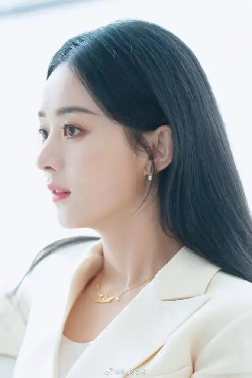 赵丽颖侧脸最新饭拍路透